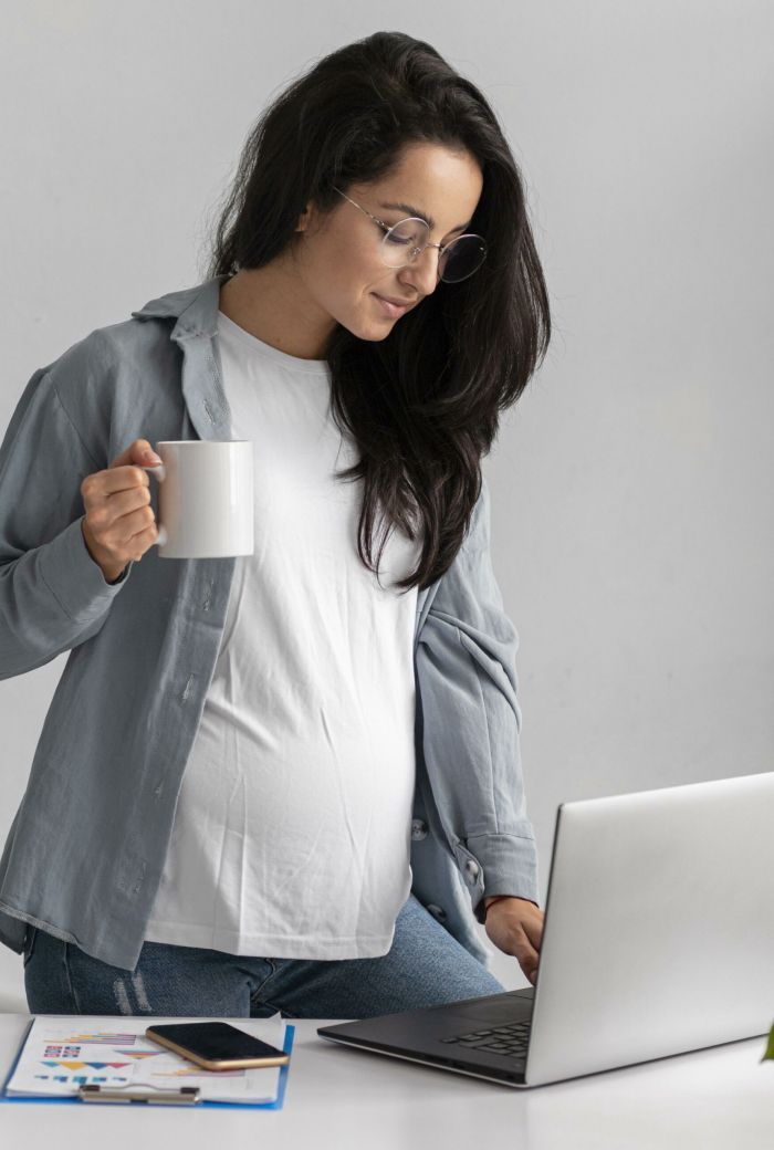 pregnant-businesswoman-working-on-laptop-at-home